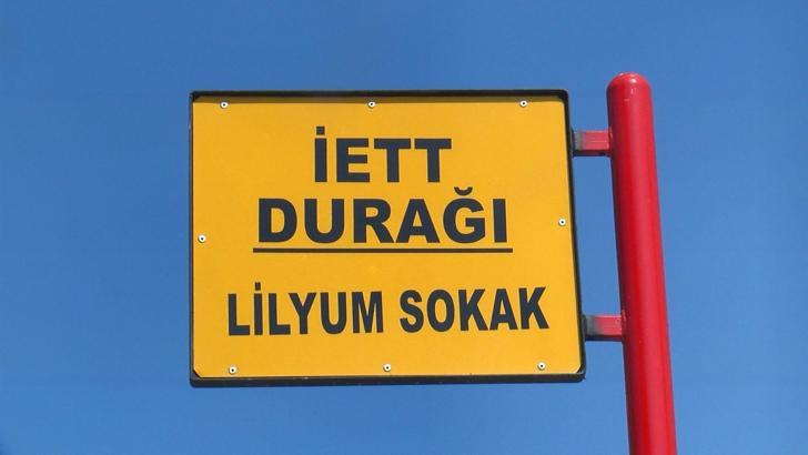 İstanbul - Öğrenciler için otobüs durağına taşlarla bank yaptı