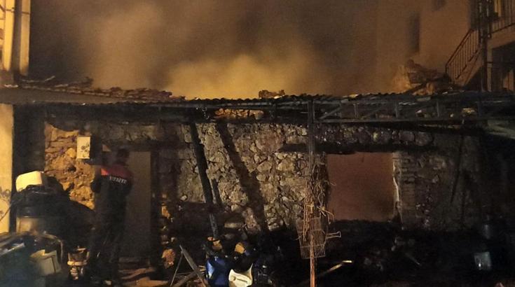 Yangında 3 ev hasar gördü