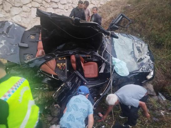 Otomobil, 5 metre yükseklikten menfezin önüne uçtu: 2 ölü, 3 yaralı