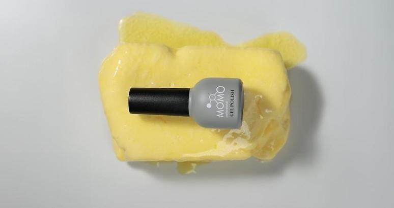 Tırnak tasarımında 2025'in trend rengi 'Butter Yellow'