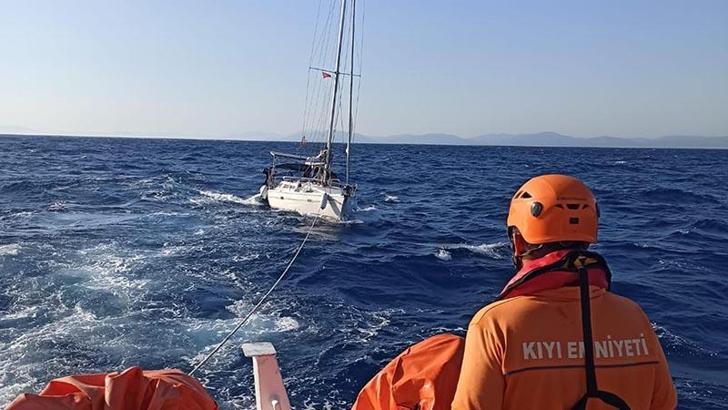Datça ilçesi açıklarında sürüklenen tekne kurtarıldı