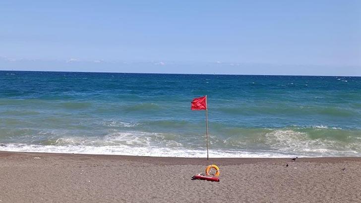 Akçakoca’da olumsuz hava şartları nedeniyle denize girmek yasaklandı