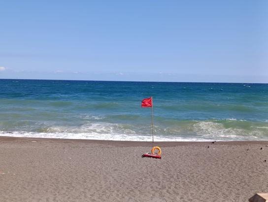 Akçakoca’da olumsuz hava şartları nedeniyle denize girmek yasaklandı