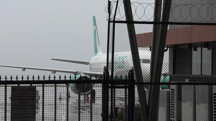 Motoru arızalanınca acil iniş yapan uçakta kapsamlı inceleme