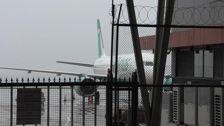 Motoru arızalanınca acil iniş yapan uçakta kapsamlı inceleme