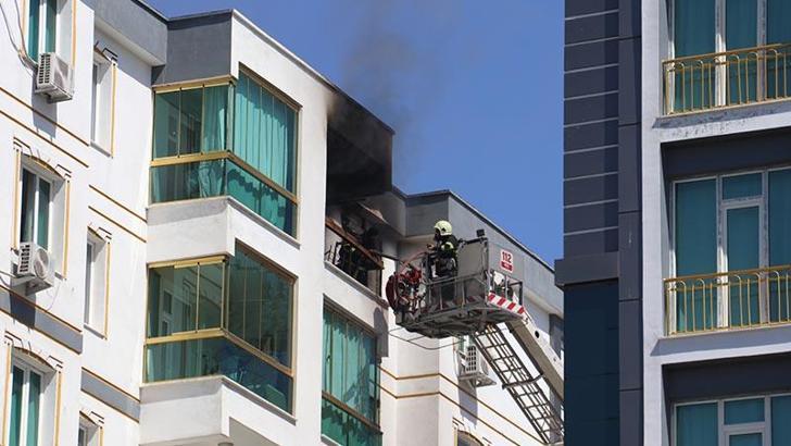 8 katlı binanın son katında yangın; 3 itfaiye eri dumandan etkilendi