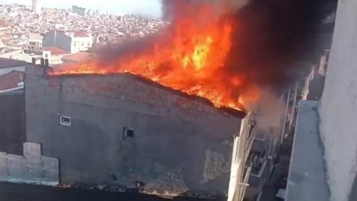 Esenler’de 5 katlı binanın çatısında çıkan yangın söndürüldü