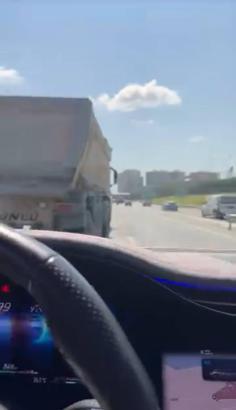 İstanbul - Bahçelievler’de hafriyat kamyonunun makas atarak ilerlediği anlar kamerada