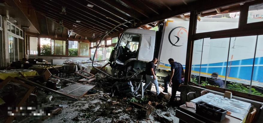 Freni boşalan kamyon, restorana girdi: kaza anı kamerada