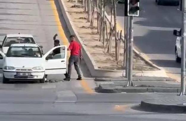 Ankara’da trafikte önünü kestikleri sürücüye bıçak ve kılıçlı saldırı kamerada