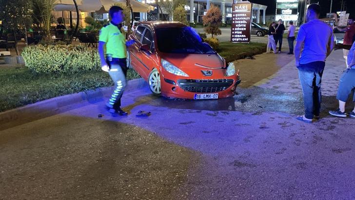 Kaldırıma çarptıktan sonra devrilen otomobilin sürücü yaralandı