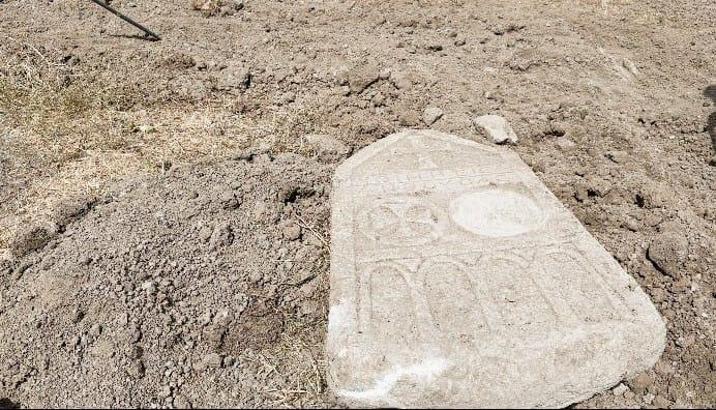 Çorum'da kanal çalışması sırasında tarihi mezar taşı bulundu