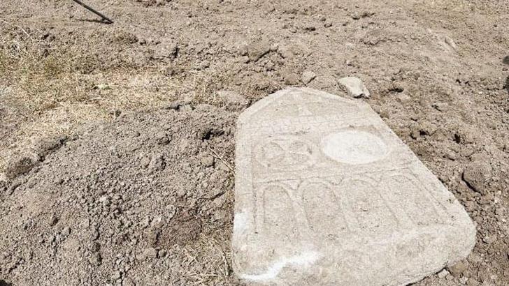 Çorum'da kanal çalışması sırasında tarihi mezar taşı bulundu