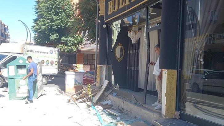 Kamyonete çarpan motosikletteki 2 kişi, iş yerinin vitrinine savruldu