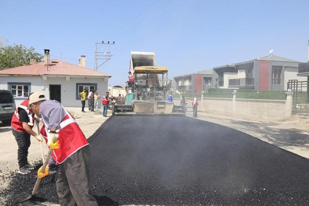 Edremit’te asfalt çalışmaları devam ediyor