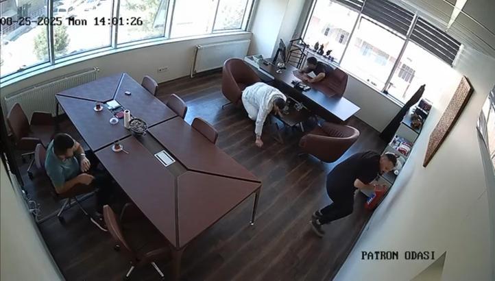 İstanbul - Bağcılar'da kumaş firmasına silahlı saldırı kamerada; yere yatıp kurtuldular