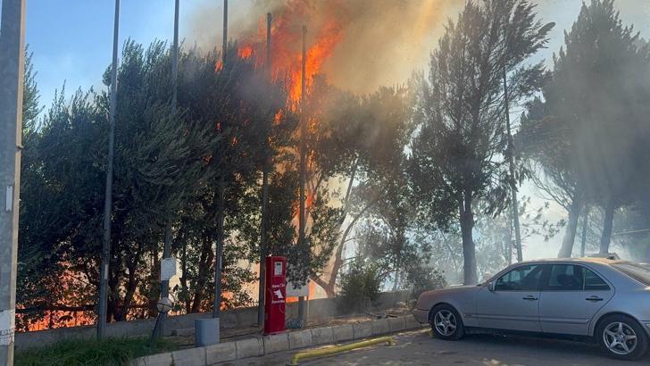 Yol kenarında çıkan yangın akaryakıt istasyonuna ulaşmadan söndürüldü