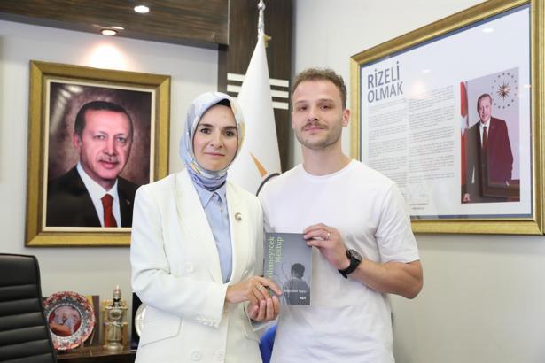 Rize- Devlet korumasında yetişti, hayat hikayesini yazdığı kitabını Bakan Göktaş'a hediye etti /Video eklendi