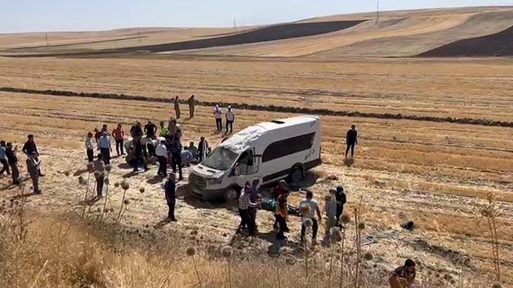 Malazgirt kutlamalarına gidenleri taşıyan minibüs devrildi; 10 yaralı