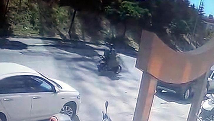 Motosikletin yayaya çarptığı kaza kamerada