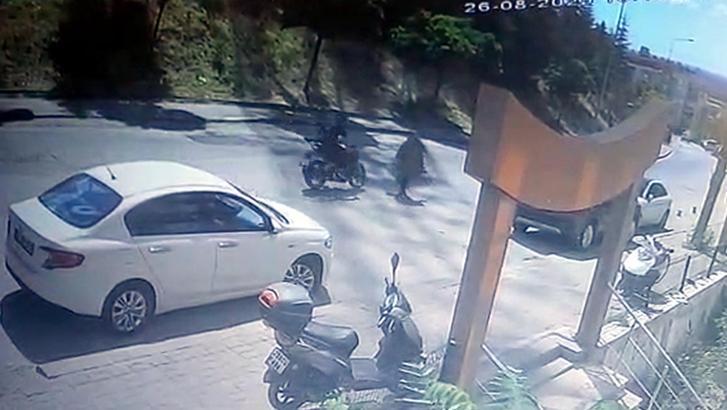 Motosikletin yayaya çarptığı kaza kamerada