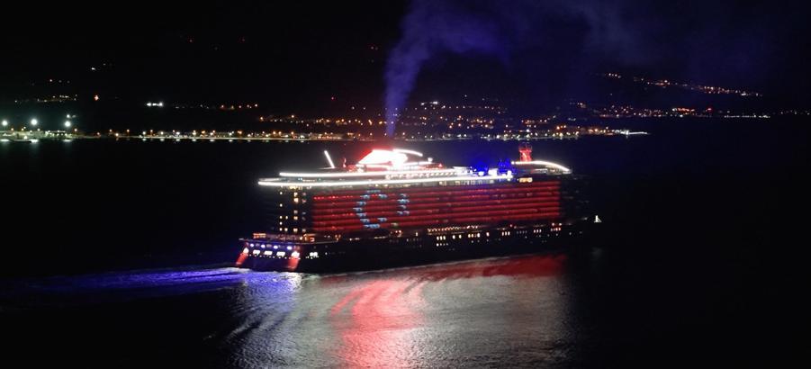 Kruvaziyer, gövdesine Türk bayrağı yansıtarak Çanakkale'yi selamladı