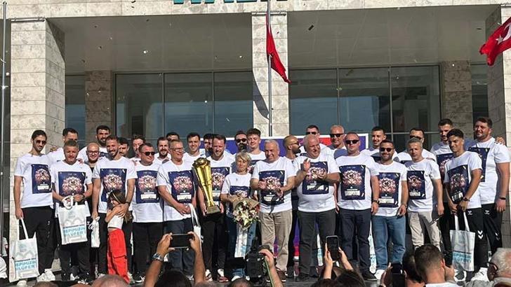 Nilüfer Belediyespor, Süper Kupa coşkusunu taraftarıyla kutladı