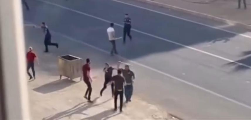 Mardin'de iki aile arasında taşlı sopalı boşanma kavgası kamerada: 4 yaralı