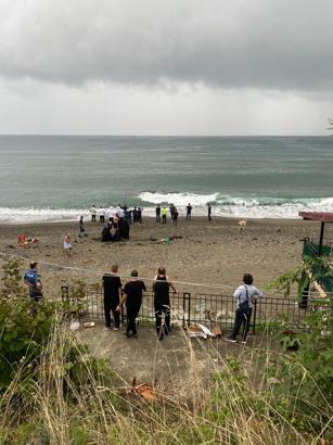 Sahilde gezerken dalgalara kapılan çocuk, denize sürüklenip kayboldu
