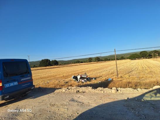 Otomobil, sürücüsünün gözünü güneş alması sonucu tarlaya uçtu: 2 yaralı