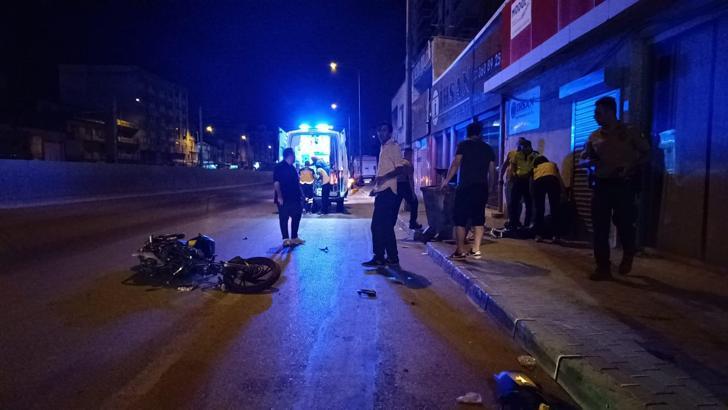 Bursa'da motosiklet kaldırıma çarptı: 2 yaralı