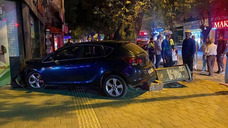 Otomobil park halindeki motosiklete ve elektrik panosuna çarptı: 2 yaralı