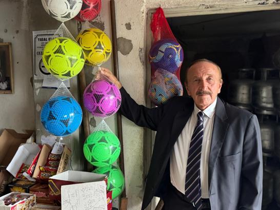 Takım elbiseli ve kravatlı bakkalı görenler onu memur sanıyor