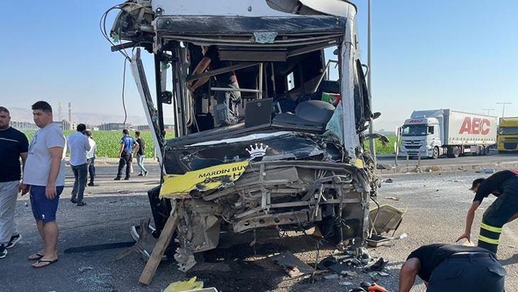 Özel halk otobüsü ile TIR çarpıştı: 1 ölü, 9 yaralı