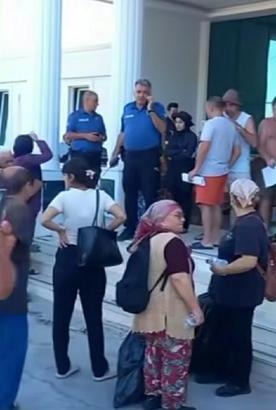 Turistik tesiste maaşlarını alamayan çalışanlar işi bıraktı; tatilciler mağdur oldu