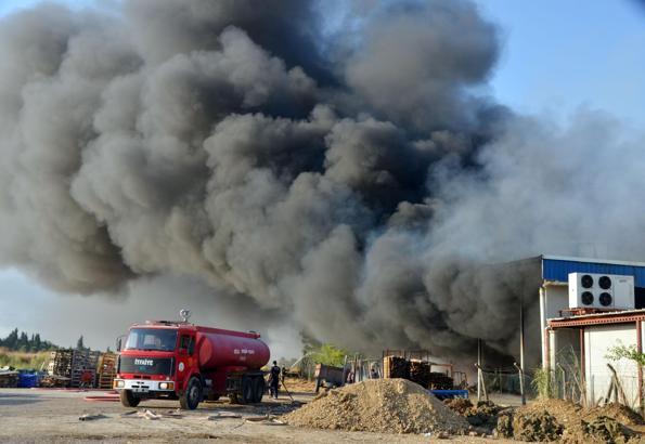 Antalya'da soğuk hava deposu ve imalathanede yangın (2) / Video eklendi