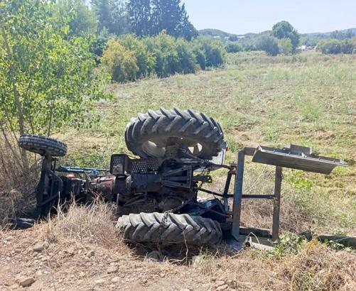 Devrilen traktörünün altında kalıp, hayatını kaybetti