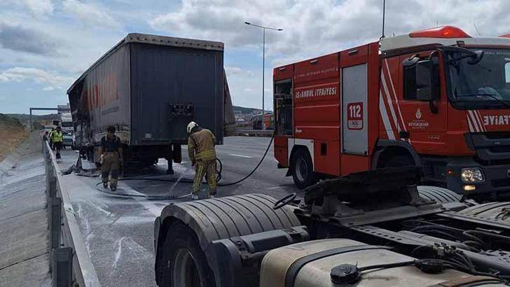 Kuzey Marmara Otoyolu'nda TIR dorsesinde çıkan yangın söndürüldü