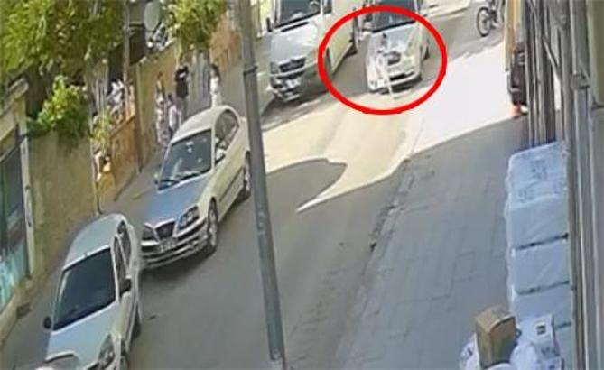Otomobilin çarptığı çocuğun yaralandığı kaza kamerada
