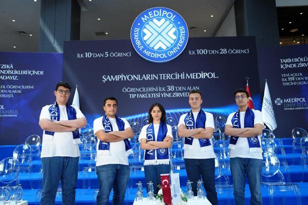 YKS'de ilk 100'e giren 28 öğrenci, İstanbul Medipol Üniversitesi'ni tercih etti