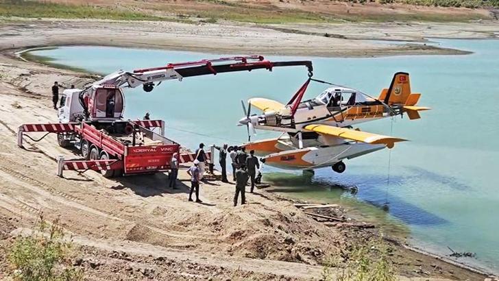 Kırıma uğrayan yangın söndürme uçağı gölden çıkarıldı