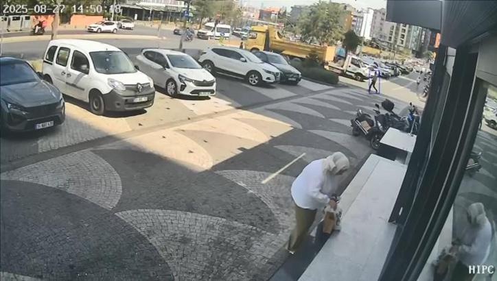 İstanbul- Eyüpsultan'da hafriyat kamyonunun çarptığı kadın ağır yaralandı