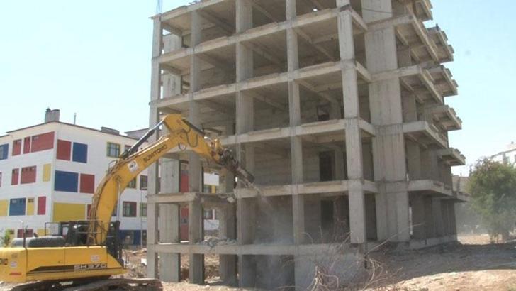Karot beton dayanımının yetersiz olduğunu öğrenen müteahhit, 5 katı tamamlanan binayı yıktırdı