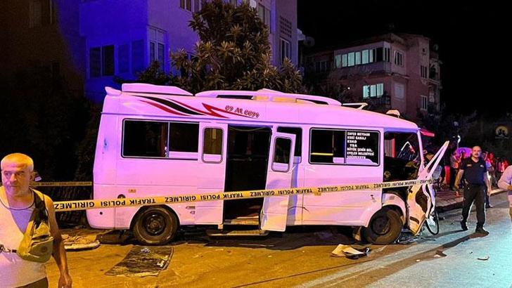 Aydın’da otomobil ile yolcu minibüsü çarpıştı: 11 yaralı