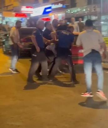 Kesici aletle ambulansa saldıran şüpheliler gözaltına alındı