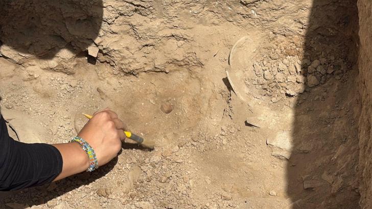 Beçin Kalesi'nde MÖ 6'ncı yüzyıla ait seramikler ve oyun zarları bulundu