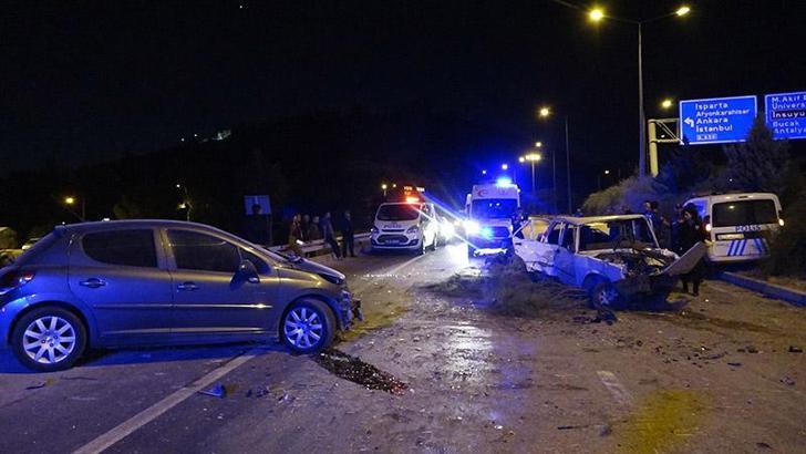 Otomobiliyle kaçan sürücü, ekip aracına ve otomobile çarptı: 3'ü polis, 10 yaralı