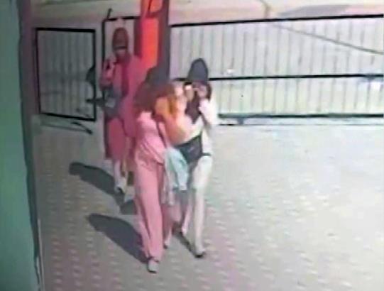 3 kadın, kapısını kırıp girdikleri evden 200 bin liralık altın çaldı