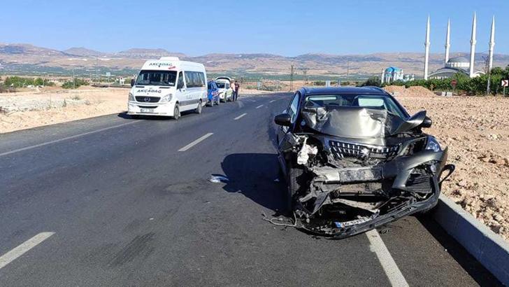 Minibüs ile otomobil çarpıştı: 9 yaralı