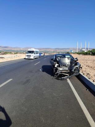 Minibüs ile otomobil çarpıştı: 9 yaralı